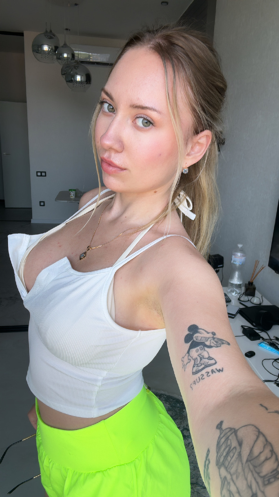 KateV in her underwear in Salta