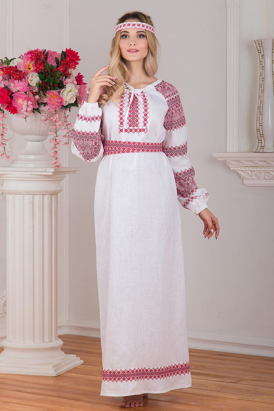 Women in Slavic costumes in Salta