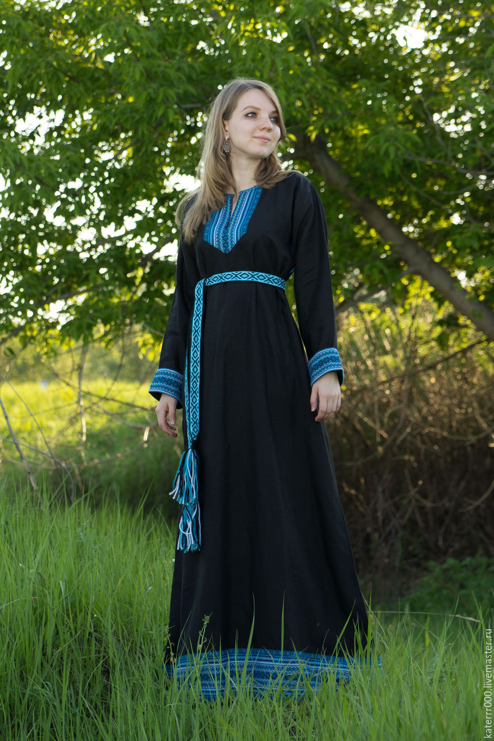 Women in Slavic costumes in Salta